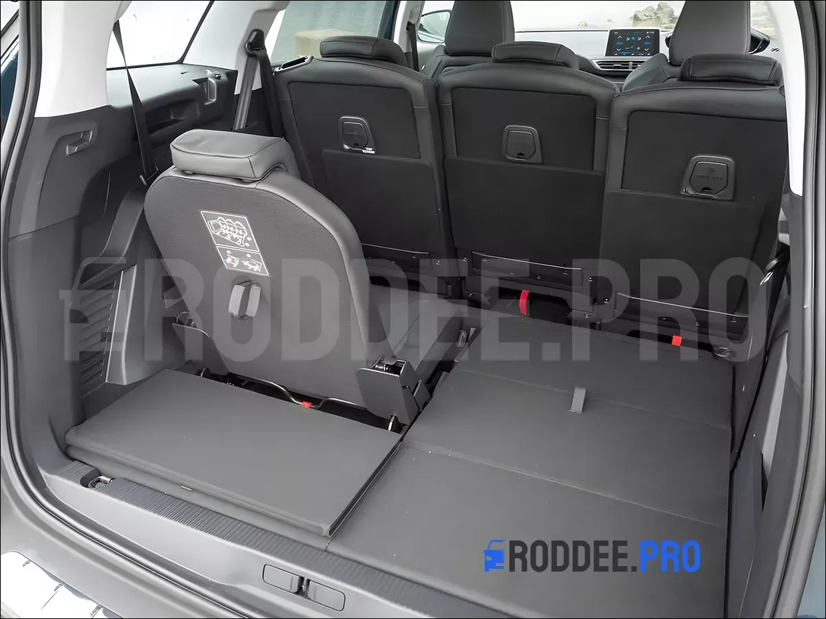 peugeot 5008 จัดวางที่นั่งในรูปแบบ 2-3-2 เหมาะทั้งนั่งจริงและใช้ขนของ